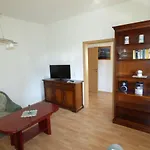 Sonnige-ferienwohnung-100qm-im-1-obergeschoss-der-villa-walhall-in-einem-parkaehnlichen-garten *