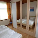 Apartment Sonnige-ferienwohnung-100qm-im-1-obergeschoss-der-villa-walhall-in-einem-parkaehnlichen-garten Sellin (Rugen)