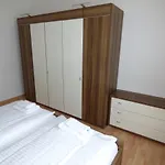 Sonnige-ferienwohnung-100qm-im-1-obergeschoss-der-villa-walhall-in-einem-parkaehnlichen-garten *