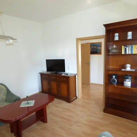 Sonnige-ferienwohnung-100qm-im-1-obergeschoss-der-villa-walhall-in-einem-parkaehnlichen-garten *