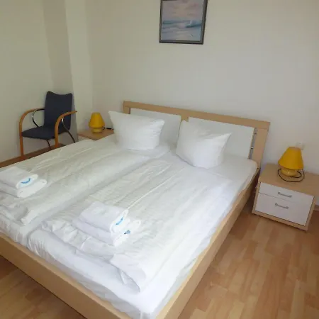 Lejlighed Sonnige-ferienwohnung-100qm-im-1-obergeschoss-der-villa-walhall-in-einem-parkaehnlichen-garten *