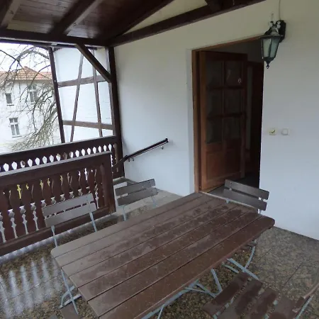 Sonnige-ferienwohnung-100qm-im-1-obergeschoss-der-villa-walhall-in-einem-parkaehnlichen-garten