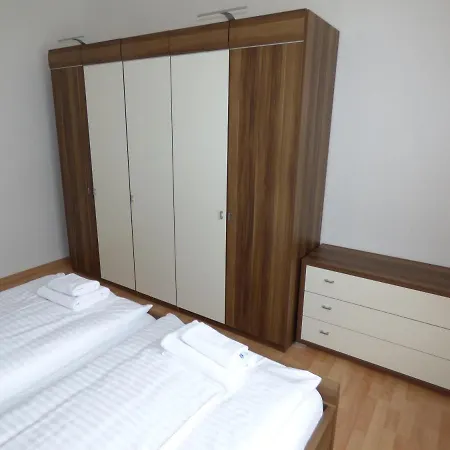 Sonnige-ferienwohnung-100qm-im-1-obergeschoss-der-villa-walhall-in-einem-parkaehnlichen-garten *