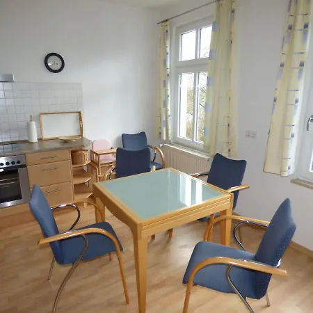 Sonnige-ferienwohnung-100qm-im-1-obergeschoss-der-villa-walhall-in-einem-parkaehnlichen-garten Lejlighed