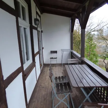 Sonnige-ferienwohnung-100qm-im-1-obergeschoss-der-villa-walhall-in-einem-parkaehnlichen-garten