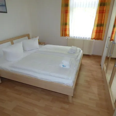 Sonnige-ferienwohnung-100qm-im-1-obergeschoss-der-villa-walhall-in-einem-parkaehnlichen-garten * Sellin (Rugen)