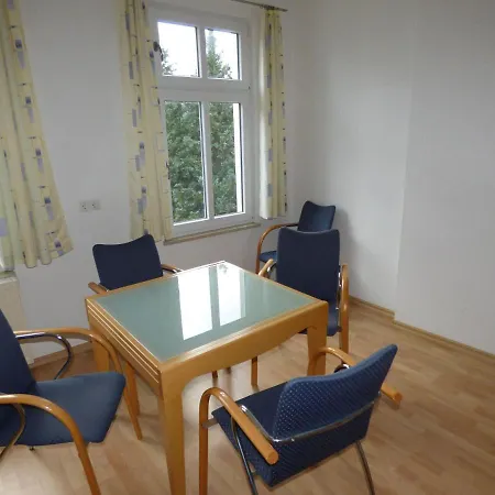 Sonnige-ferienwohnung-100qm-im-1-obergeschoss-der-villa-walhall-in-einem-parkaehnlichen-garten Apartment Sellin (Rugen)