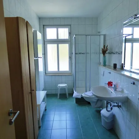 Sonnige -100qm - Im 1. Obergeschoss Der Walhall In Einem Parkähnlichen Garten Apartment