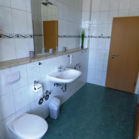 Sonnige -100qm - Im 1. Obergeschoss Der Walhall In Einem Parkähnlichen Garten *