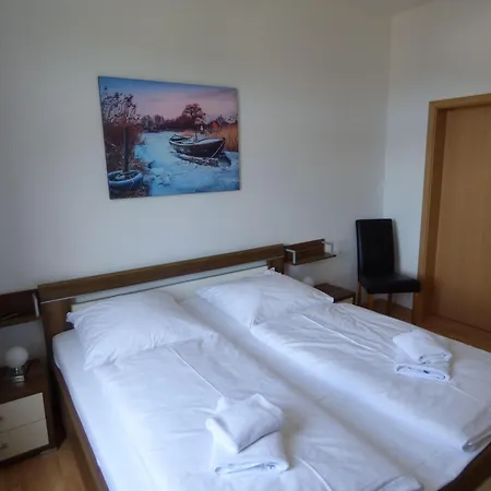 Sonnige -100qm - Im 1. Obergeschoss Der Walhall In Einem Parkähnlichen Garten Apartment *